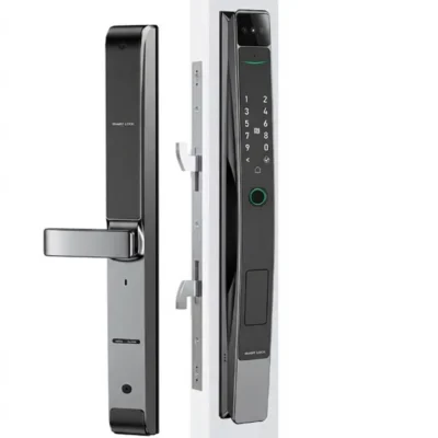 Serrure connectée Smart Lock avec caméra de reconnaissance faciale, lecteur d'empreinte digitale vert, clavier tactile numérique et poignée chromée — vue installation sur porte blanche