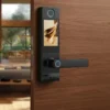 Serrure pour barrière métallique H006 — Serrure intelligente H006 avec écran tactile et empreinte digitale.